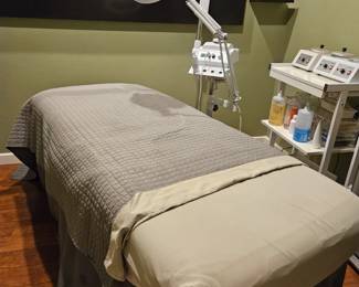 3 Massage facial hydraulic beds with extra foam memory. 2 are older 1 is new. New $800 older beds $450.00
Make offer