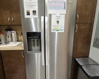 Whirlpool stainless steel refrigerator with ice and water on door. Works great
$400.00 or make offer