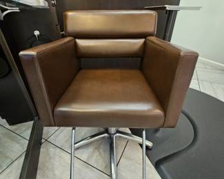 12 brown salon styling chairs. Hydraulic. Great condition. Modern.
Swivel nickel base- adjustable