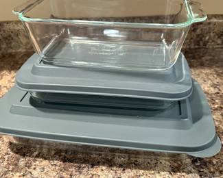 Pyrex bakeware with lids