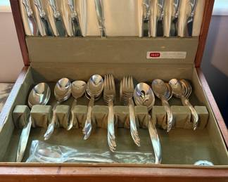 1847 Rogers Bros. IS "Flair" flatware set