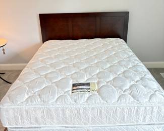 American Signature Queen Bed w/Mattress!