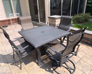 Tropitone Outdoor Table w/2 Swivel Chairs & 2 Stationary!