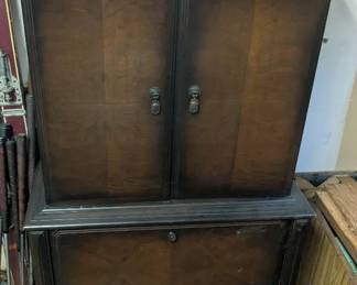 Antique CabinetStyle Tube Radio Console Untested