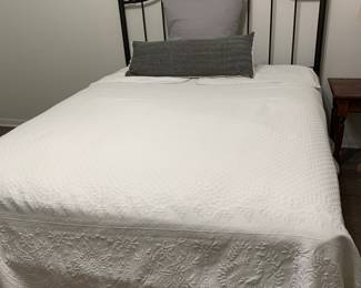 Queen size bed bed with iron frame