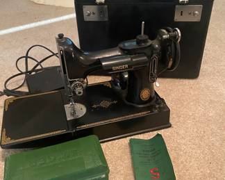 Vintage Singer Featherweight sewing machine (needs new cord) 221-1 