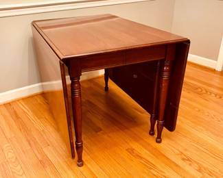 Drop-leaf dining table with 2 additional leaves...