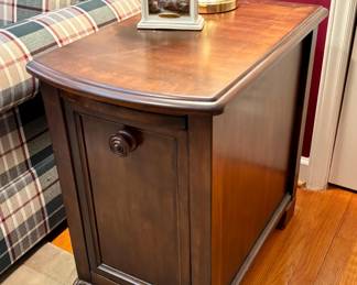 Side/center console style table )detail)...