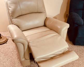 Electric leather recliner (new) detail...