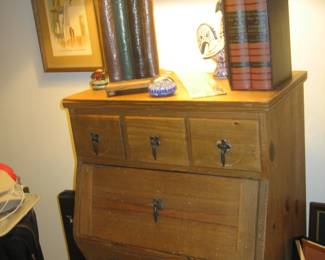 Tabletop desk, table lamp with book base