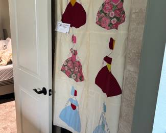Sun bonnet quilt topper