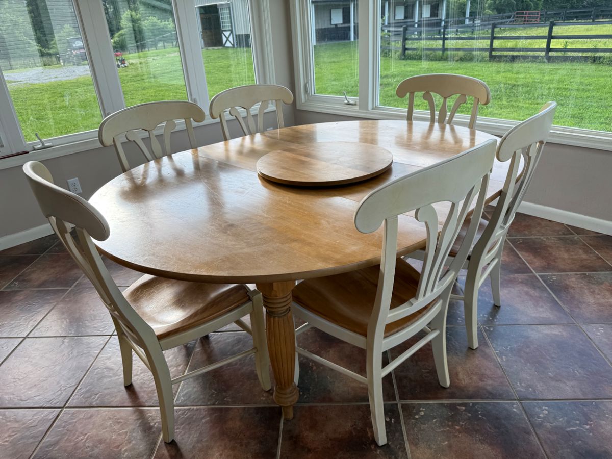 Nichols&Stone large round-oval table w/2 leaves, 6 chairs included, seats up to 8