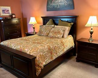 Very nice Queen size bed set