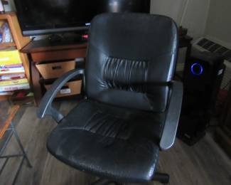 BLACK OFFICE CHAIR