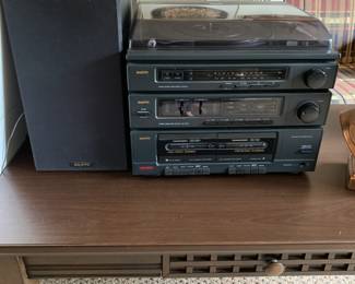 Vintage Sanyo Home Stereo System and Turntable with Two Speakers (Model GXT-909U)