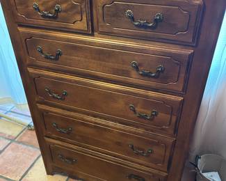 ETHAN ALLEN Chest of
Drawers (Part of 5 piece bedroom set)