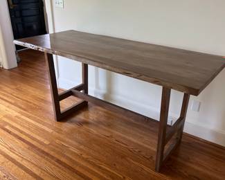 Very nice live edge table
Very heavy - you will all need help to remove this item