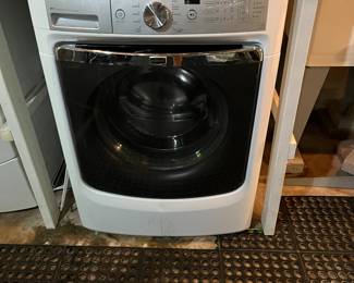 Front loader Maytag washer
You will need help to remove this item. Thank you.