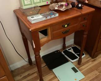 Singer table (damaged)