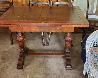 Draw leaf table. Antiques chairs