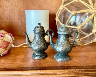 Silver plated salt and pepper “teapot” vintage