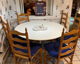 KITCHEN TABLE. TULIP STYLE. NOT MARKED