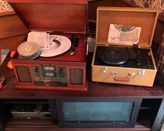 2 RECORD PLAYERS ONE WITH CD CAPABILITY