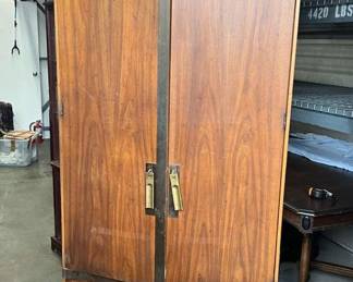 CT143RVintage Armoire
