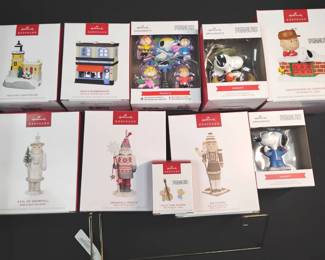 SH231Hallmark Ornaments Stand