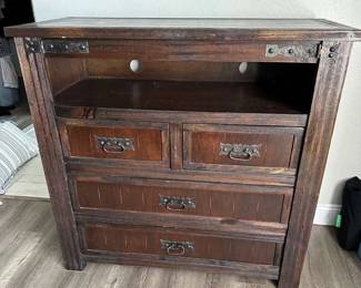 MC106Dresser