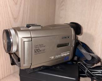 Sony Carl Zeiss Vario-Sonnar Handi Cam #DCR-TRV10!