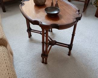 Oval side table with twin legs detail