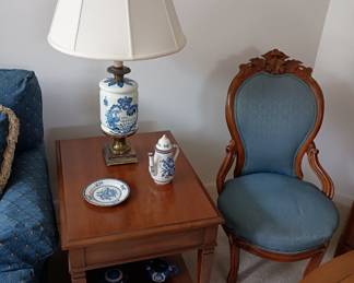 Vintage chair
Side table with drawer
Blue on white table lamp apothecary jar