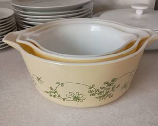 Nesting Pyrex mixing bowl set