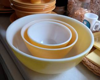 More Pyrex mixing bowls
