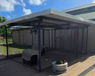 Dog Kennel with Roof