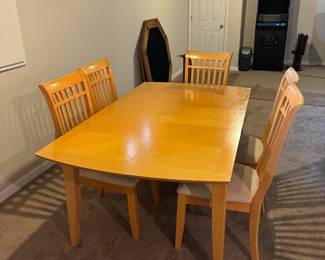 Very nice table with leaves and 6 chairs