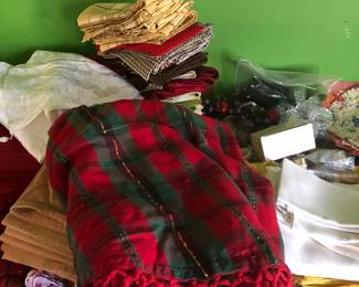 Linens - Placemats, napkins, napkin rings, table runners, table cloths 