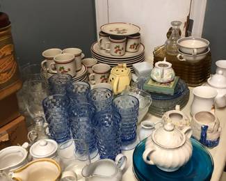 Glasses, strawberry dishes, snack plates, tea pots