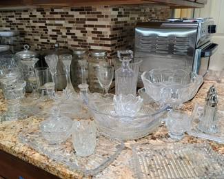 Assorted glassware 
