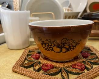 Pyrex Old Orchard 1.5 Pint Mixing Bowl