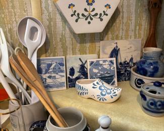 Le Lecon de Francais Coffee Filter Holder, Dutch Style Blue/White Ceramic Shoe
