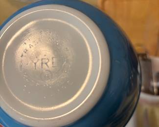 Pair of Pyrex Blue Snowflake 1.5 Pint Mixing Bowls