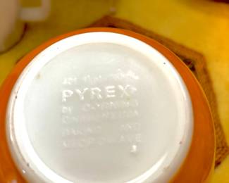 Pyrex Old Orchard 1.5 Pint Mixing Bowl