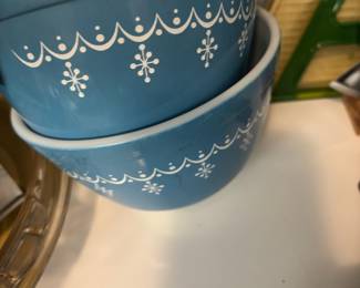 Pair of Pyrex Blue Snowflake 1.5 Pint Mixing Bowls