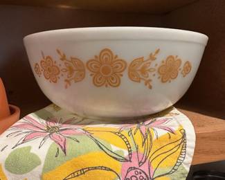 Pyrex Butterfly Gold Mixing Bowl