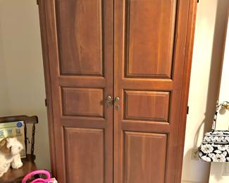 Traditional Style Entertainment Armoire