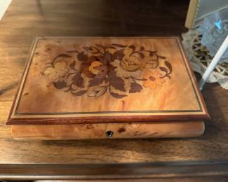 Italian Burl Maple Wood Jewelry Box with Inlaid Floral Design