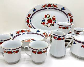 Set Crown Ming Fine China Platters, Cups, Saucers, Creamer & Sugar Bowl By Jiang Shiang (17 Pieces)
Lot #: 77