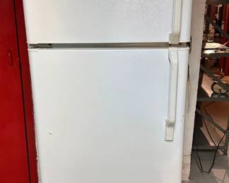 GE General Electric Refridgerator
Lot #: 123